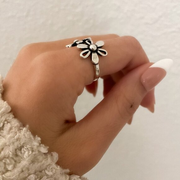 925 Sterling Silver Vintage Flower Ring Dainty Minimalist Flower Ring - Picture 3 of 9